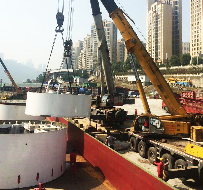 东港吊车作业中