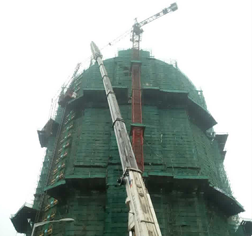 东港吊车在工地上作业